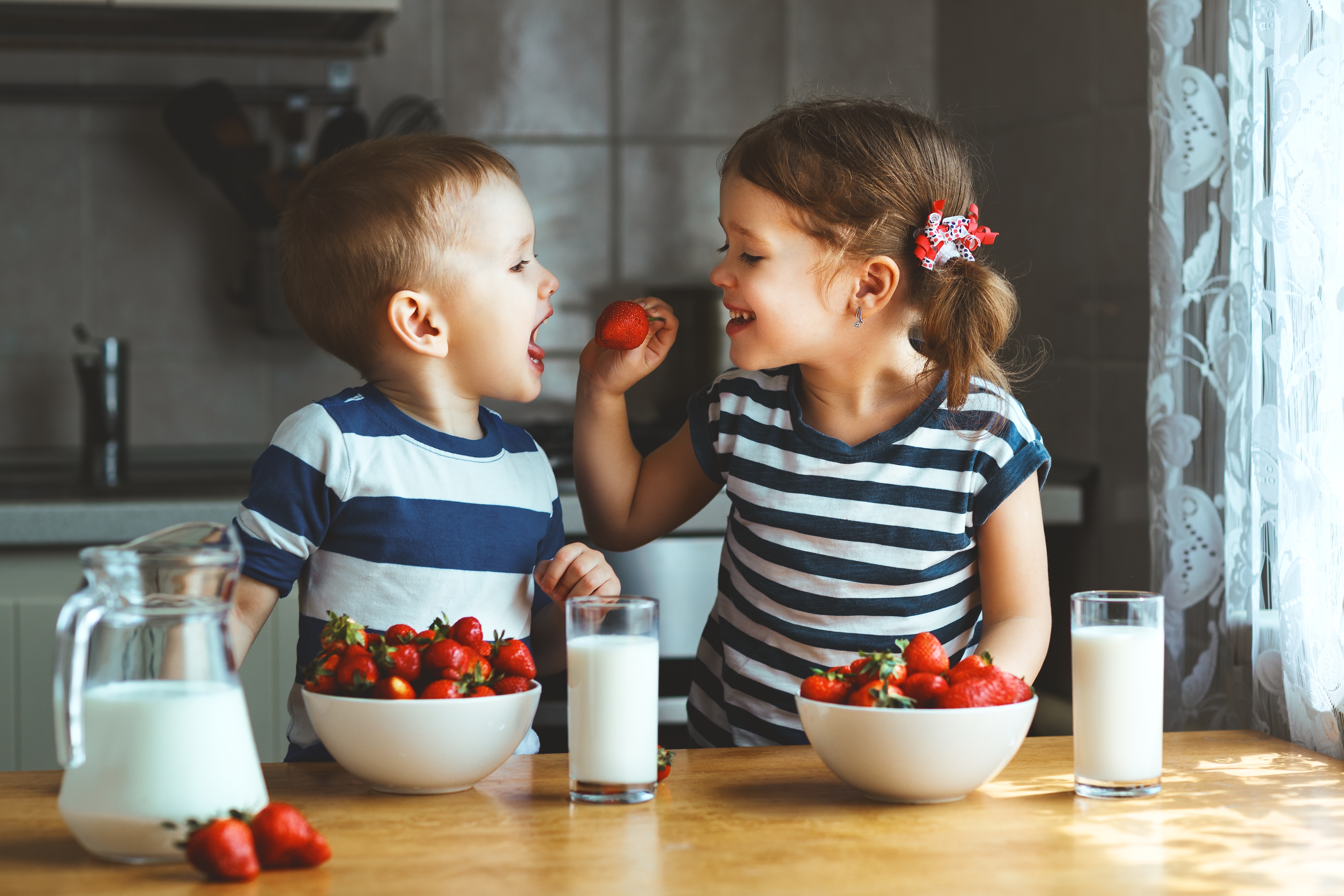 Børn spiser jordbær