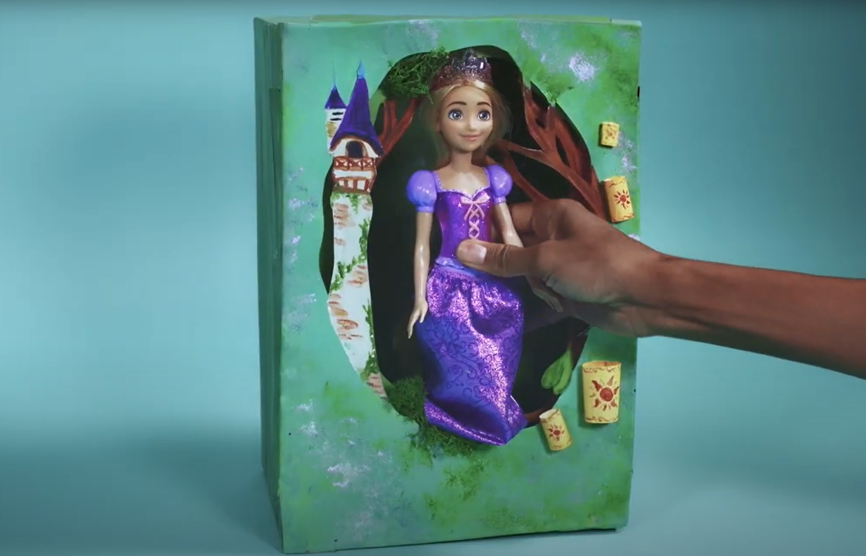 Youtube screenshot - lav en fortryllende ramme til dine Disney Princess dukker